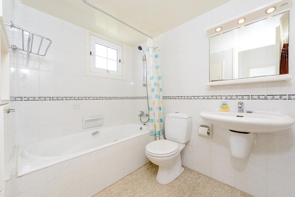 Merab Center Villas Ayia Napa Room photo